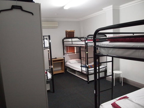 The Emperors Crown Hostel - Hotel Gold Coast 4