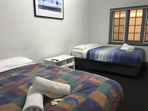 The Emperors Crown Hostel - Hotel Gold Coast 8