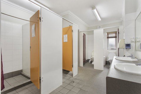 The Emperors Crown Hostel - Hotel Gold Coast 25