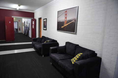 The Emperors Crown Hostel - Hotel Gold Coast 9