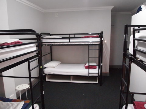 The Emperors Crown Hostel - Hotel Gold Coast 11