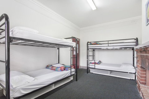 The Emperors Crown Hostel - Hotel Gold Coast 7