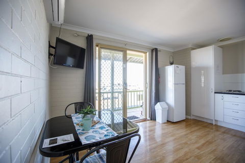 Shark Bay Seafront Apartments - Hotel Gold Coast 23