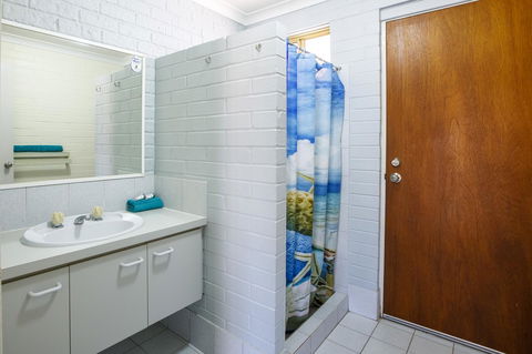 Shark Bay Seafront Apartments - Hotel Gold Coast 10