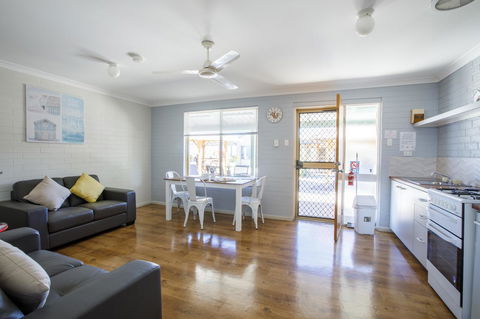 Shark Bay Seafront Apartments - Hotel Gold Coast 12