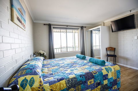 Shark Bay Seafront Apartments - Hotel Gold Coast 4