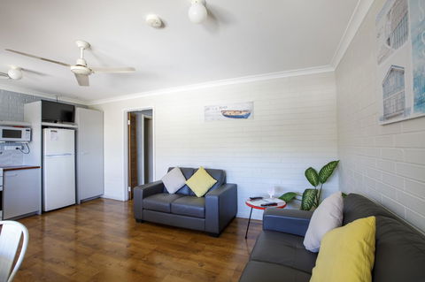 Shark Bay Seafront Apartments - Hotel Gold Coast 8