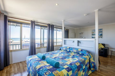 Shark Bay Seafront Apartments - Hotel Gold Coast 16
