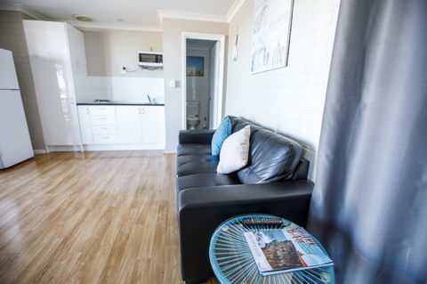 Shark Bay Seafront Apartments - Hotel Gold Coast 30
