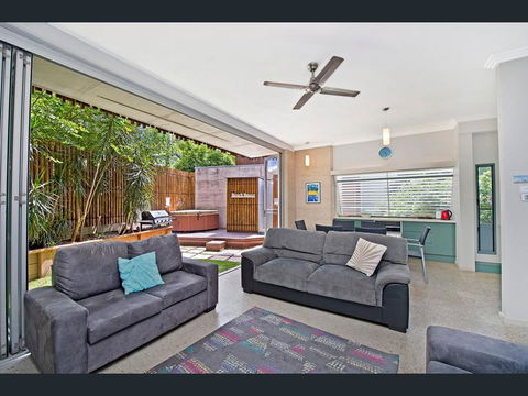 Crescent Head Spa Villa - Hotel Gold Coast 13