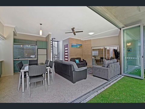 Crescent Head Spa Villa - Hotel Gold Coast 9