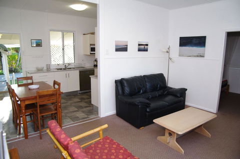 Fleur Cottage, 7 Willow Street - Hotel Gold Coast 8