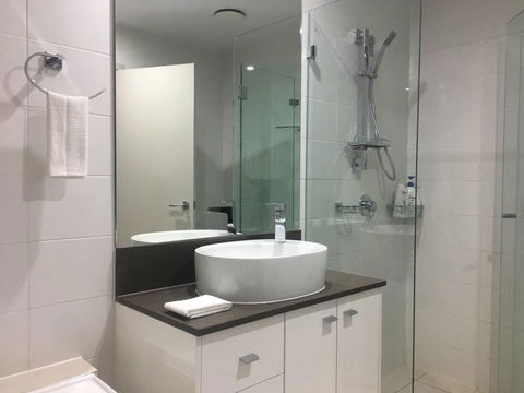 Specious Apartment With 2 Large Bedrooms - Hotel Gold Coast 10