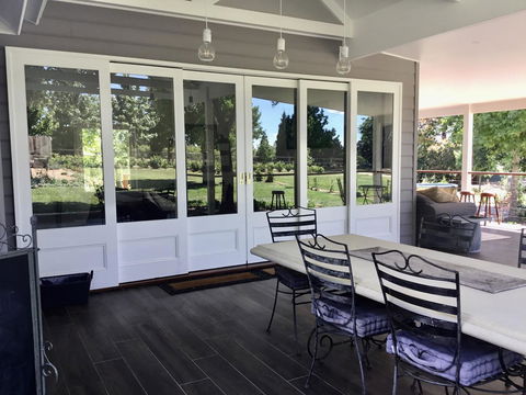 Chanticleer Gardens Barn Cottage With A Pool - Hotel Gold Coast 3