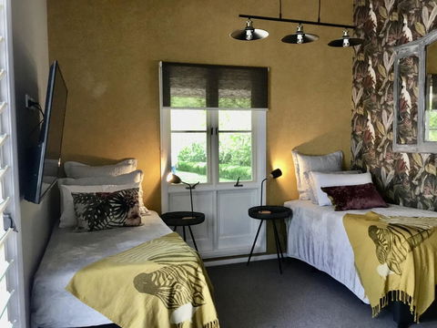 Chanticleer Gardens Barn Cottage With A Pool - Hotel Gold Coast 6