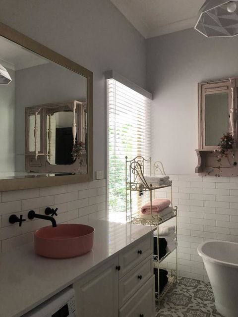 Chanticleer Gardens Barn Cottage With A Pool - Hotel Gold Coast 33