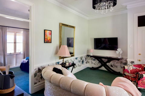 Chanticleer Gardens Barn Cottage With A Pool - Hotel Gold Coast 44