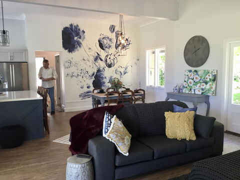 Chanticleer Gardens Barn Cottage With A Pool - Hotel Gold Coast 13