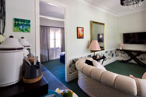 Chanticleer Gardens Barn Cottage With A Pool - Hotel Gold Coast 43