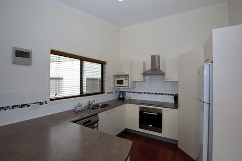 Boronia 2/30 Nettin Circuit - Hotel Gold Coast 3