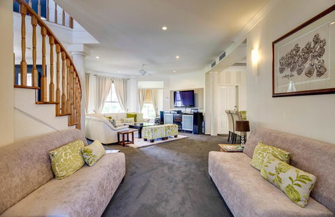 Broadbeach Waterfront Holiday House - Hotel Gold Coast 3