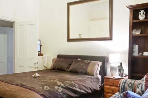 Burnbank - Hotel Gold Coast 2