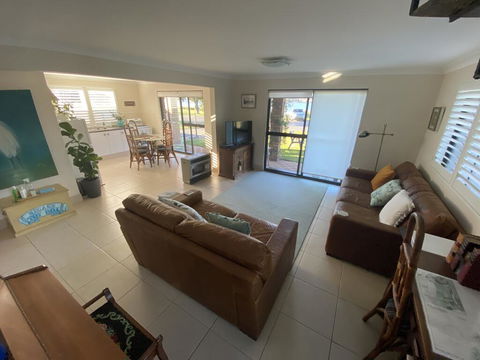 By The Lake - Lake Macquarie - Hotel Gold Coast 1