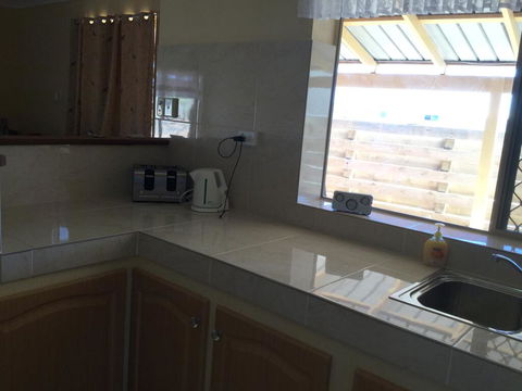Caretakers Cottage Budget Accommodation - Hotel Gold Coast 3