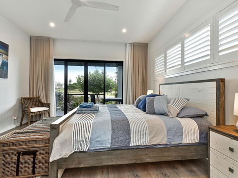 Caves Luxury Beachside Escape - Literally Across The Road From Surf Club - Hotel Gold Coast 3