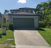 Central Gold Coast Large Modern Elevated House - Hotel Gold Coast