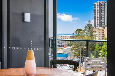 Coastal Apartment With Balcony, Parking And Pool - Hotel Gold Coast 2