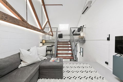 Converted Warehouse City Loft - Hotel Gold Coast 0