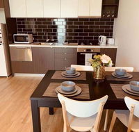 Cozy  Brand New Apt in the Heart of Western - Hotel Gold Coast