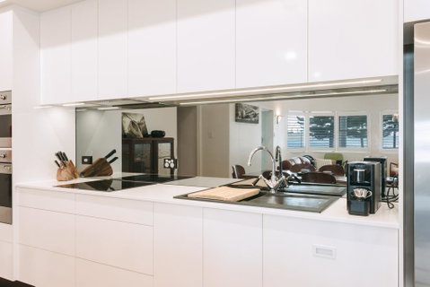 Deco Beach Luxury Apartments - Hotel Gold Coast 2