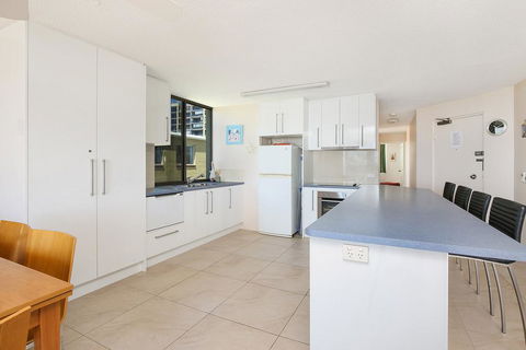 Eastbourne U6, 80 Esplanade. Golden Beach - Hotel Gold Coast 1