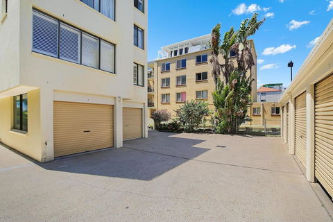 Eastbourne U6, 80 Esplanade. Golden Beach - Hotel Gold Coast 2
