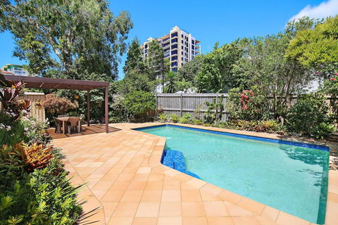 Eastbourne U6, 80 Esplanade. Golden Beach - Hotel Gold Coast 0