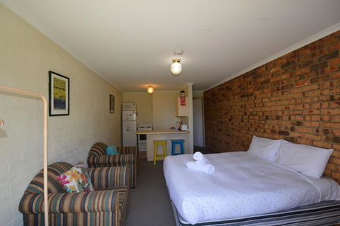 Ellswood 1 - Hotel Gold Coast 0