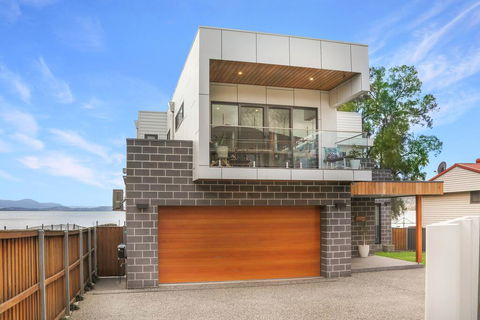 Eternity 141 - Room With Private Bathroom, Balcony Bed & Breakfast - Hotel Gold Coast 1