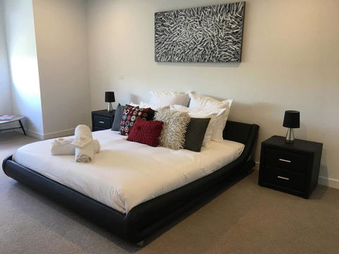 Executive Mansion, Spring Racing, Melbourne Cup - Hotel Gold Coast 0