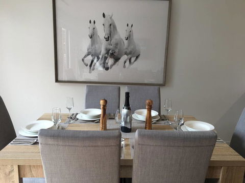 Executive Mansion, Spring Racing, Melbourne Cup - Hotel Gold Coast 1