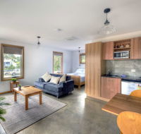 Freycinet Stone Studio 7 - Quartz - Hotel Gold Coast