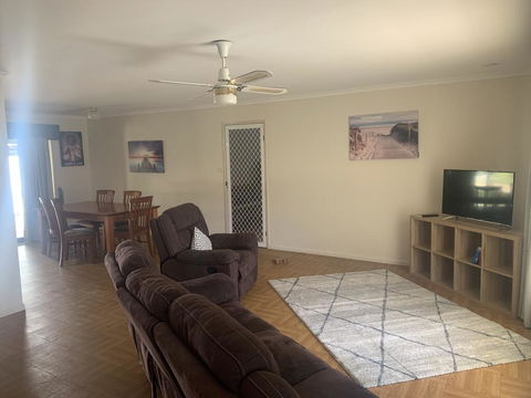Gin Gin Budget Accommodation - Hotel Gold Coast 2