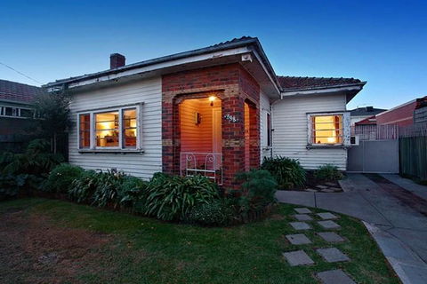 GIRLS ONLY. Large Bedroom With KING Bed, Close To Everything - Hotel Gold Coast 2