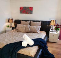 GIRLS ONLY. Large bedroom with KING bed close to everything - Hotel Gold Coast