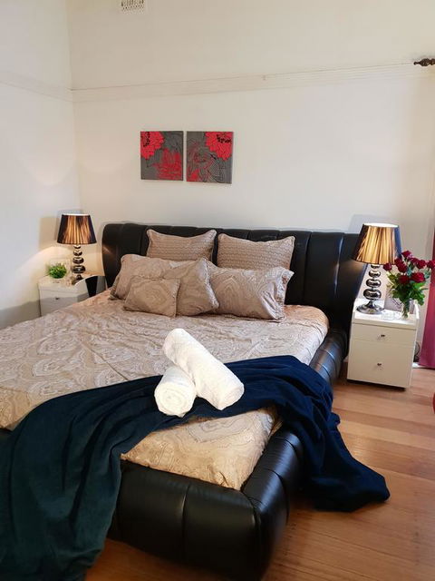 GIRLS ONLY. Large Bedroom With KING Bed, Close To Everything - Hotel Gold Coast 0