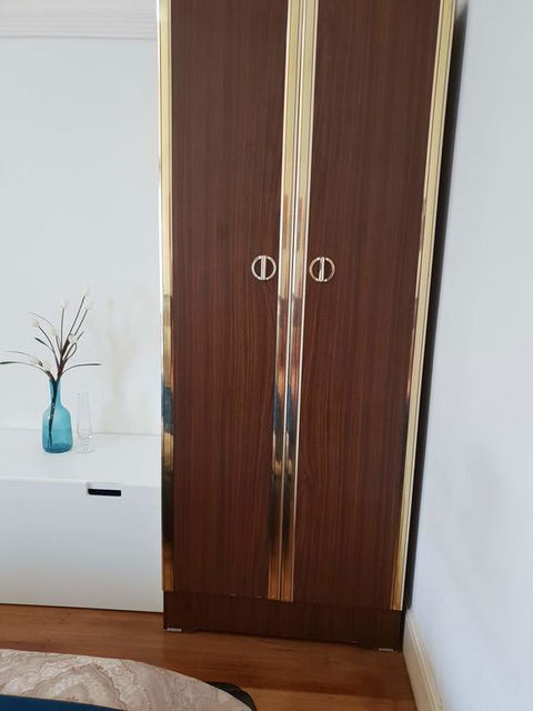 GIRLS ONLY. Large Bedroom With KING Bed, Close To Everything - Hotel Gold Coast 1