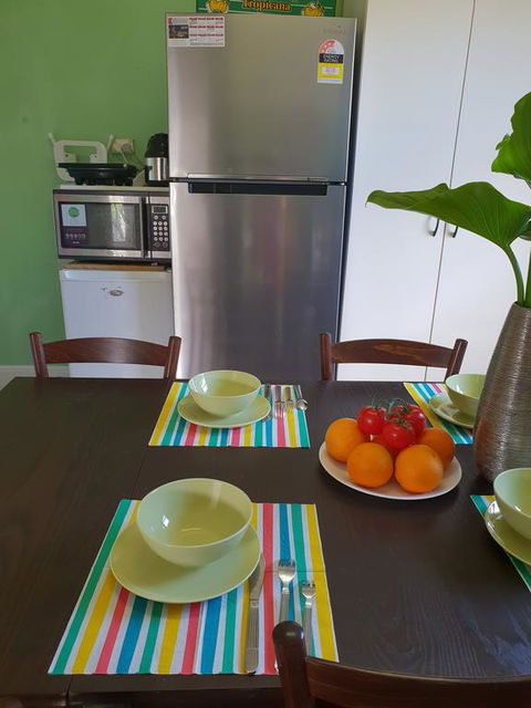GIRLS ONLY. Large Bedroom With KING Bed, Close To Everything - Hotel Gold Coast 3