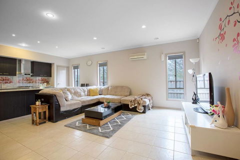 Gorgeous 4BR Home In Point Cook - Hotel Gold Coast 1