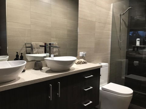 Highland Getaway - Hotel Gold Coast 2